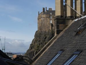 Edinburgh Castle zwischen Häuserdächern