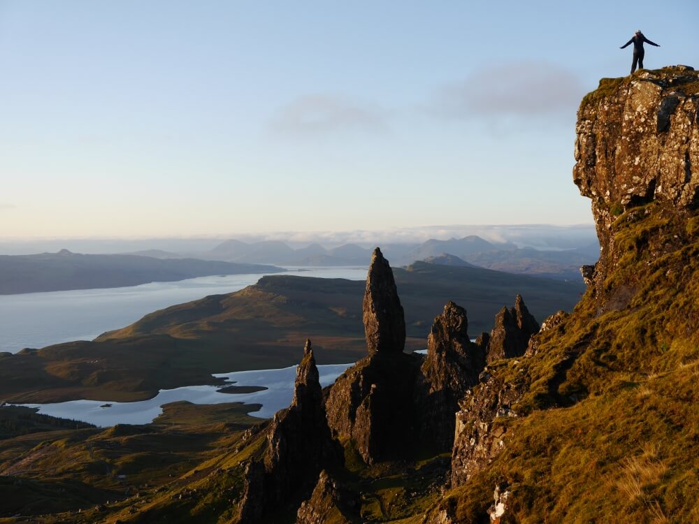 old-man-of-storr_sonnenaufgang_person-vor-abgrund
