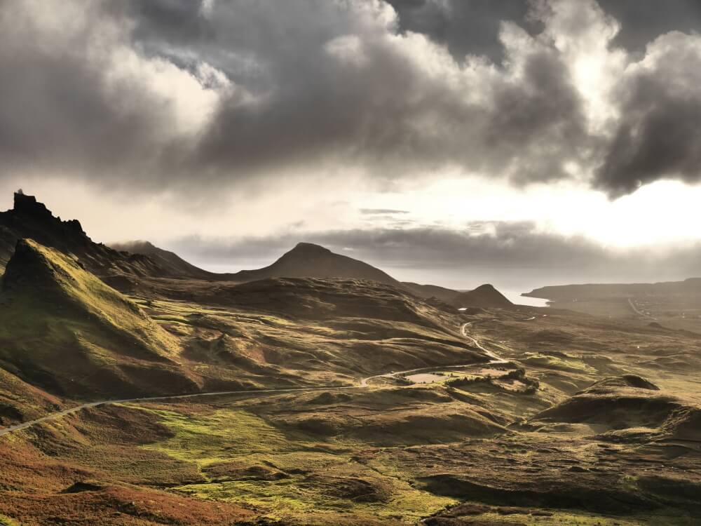 Tal vom Quiraing aus gesehen im Sonnenschein