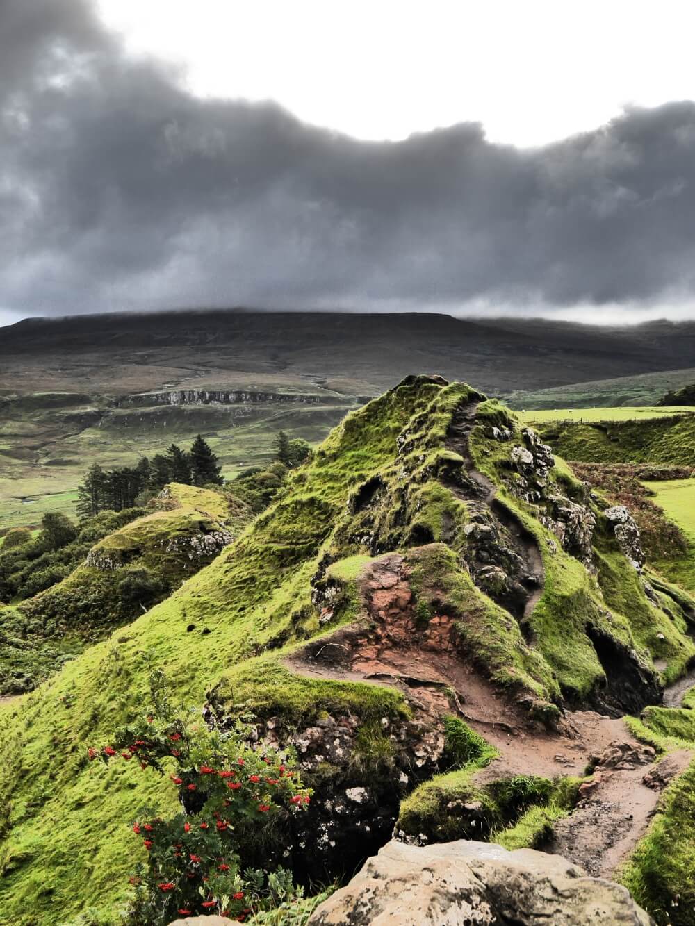 Weg zum Castle Ewen mit dem Fairy Glen im Hintergrund