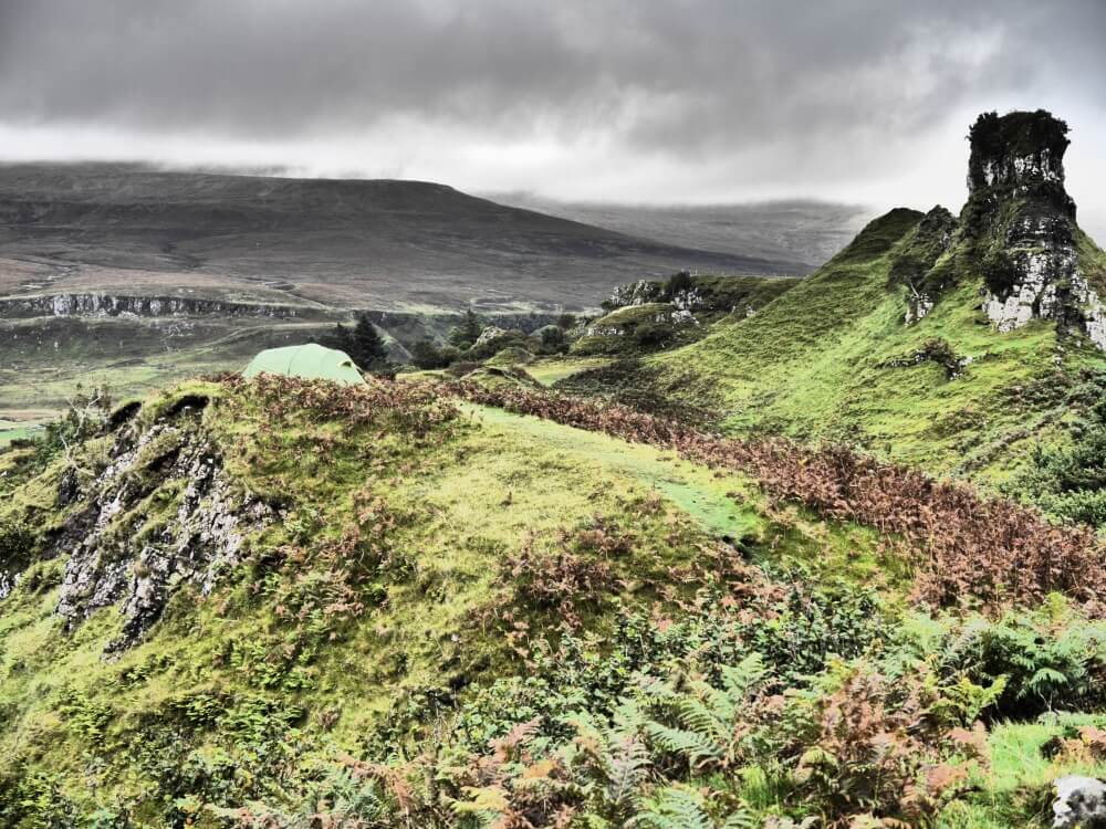 Grünes Zelt vor dem Castle Ewen im Fairy Glen